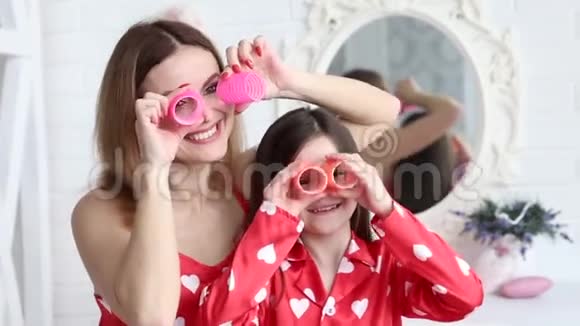 妈妈和女儿玩滚发机视频的预览图