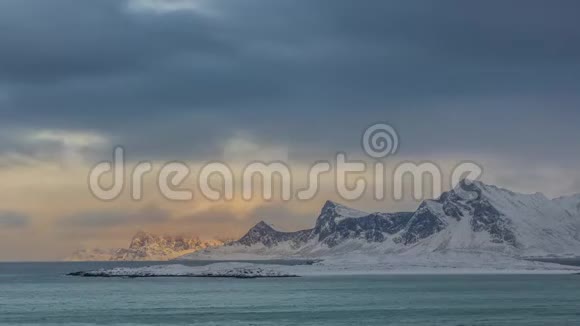 冬季挪威湾上空的戏剧性天空时间流逝视频的预览图