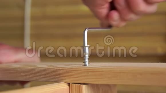 维修和装饰建筑工具自攻木家具特写视频的预览图