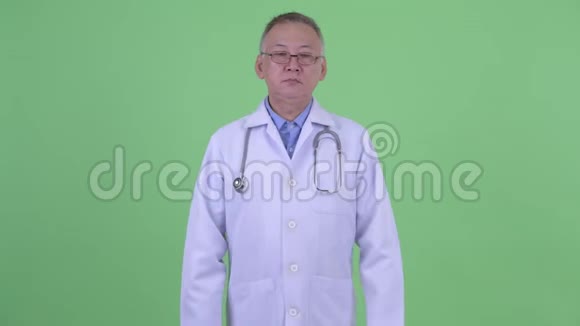 快乐成熟的日本男医生双臂交叉微笑视频的预览图