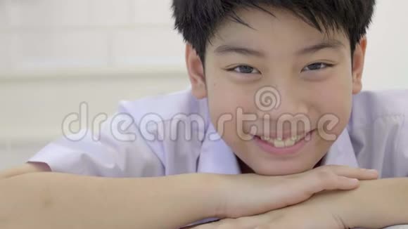 穿着校服的亚洲儿童微笑着看镜头的肖像视频的预览图