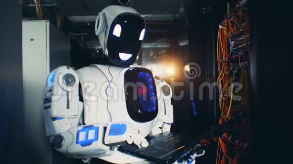 一台机器人在数据中心检查服务器计算机关闭视频的预览图