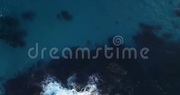 海浪拍打着海中的岩石视频的预览图