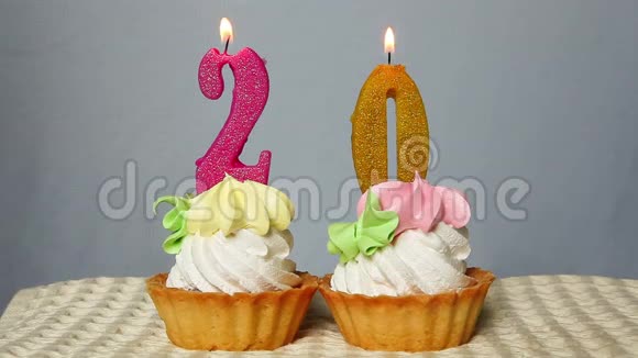 生日快乐蛋糕二十周年数字蜡烛视频的预览图
