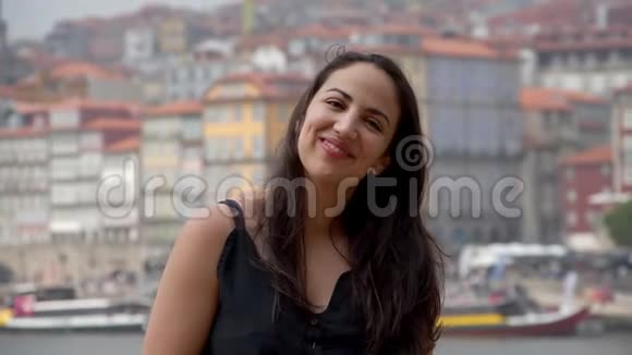 一个年轻的土耳其女人的肖像画视频的预览图