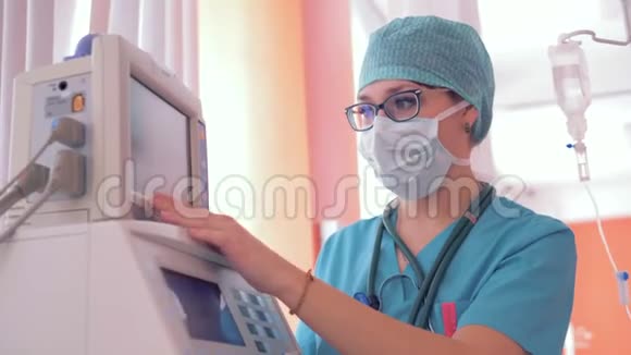 女医生在监测器上设定参数的工作过程视频的预览图
