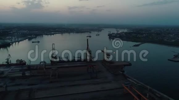 空中无人机镜头傍晚乌克兰货柜港全景视频的预览图