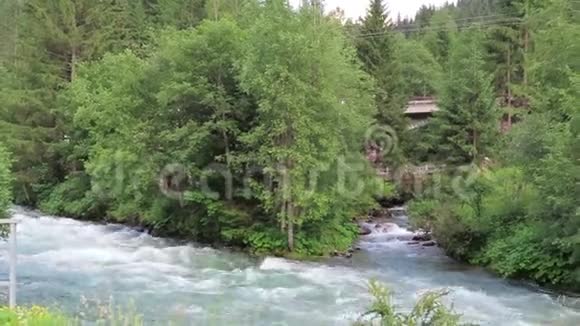 格洛斯河流经奥地利的欧洲阿尔卑斯山视频的预览图