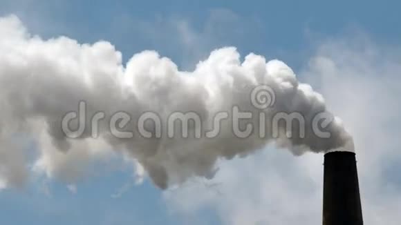 造纸厂烟雾滚滚白烟重工视频的预览图