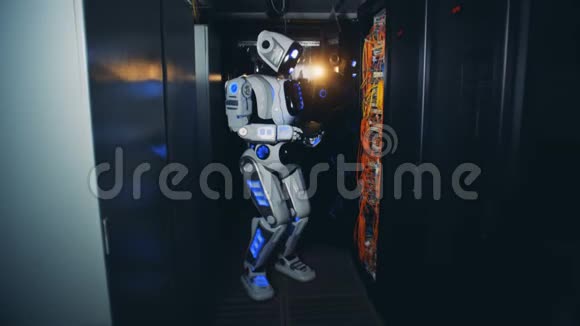 一个机器人走在一个数据中心的走廊里关门视频的预览图
