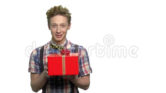 有魅力的年轻人拿着礼品盒视频的预览图