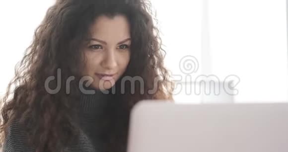 女人用笔记本电脑打视频电话视频的预览图
