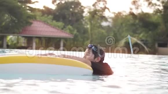 亚洲快乐的兄妹在游泳池里玩着笑脸视频的预览图
