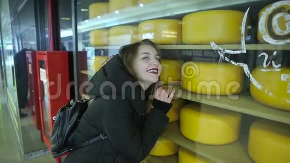 卖奶酪的女孩视频的预览图