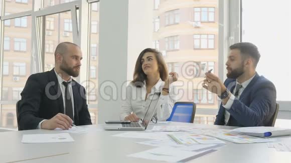 办公室工作人员两位年轻的男性经理在一位年轻女性面前讨论合作她的秘密成功视频的预览图