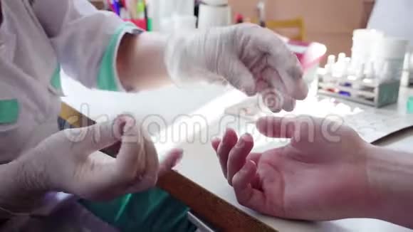 医务人员在病人手指取血样进行健康检查视频的预览图