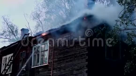 灭一座古老木屋的燃烧视频的预览图