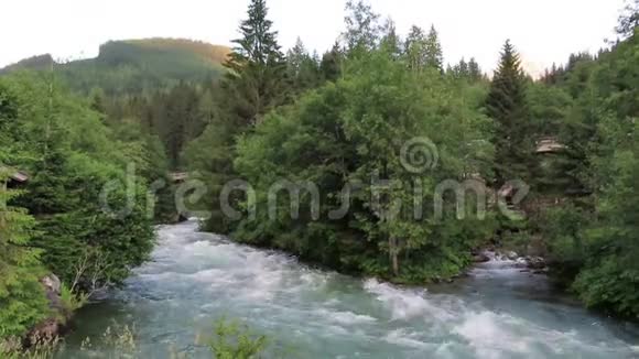 格洛斯河流经奥地利的欧洲阿尔卑斯山视频的预览图