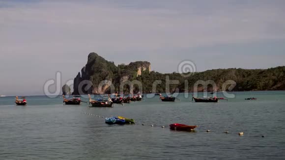 热带海洋海滩景观与停泊的小木传统彩色渔船4K视频的预览图