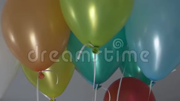 彩色氦气球特写视频的预览图