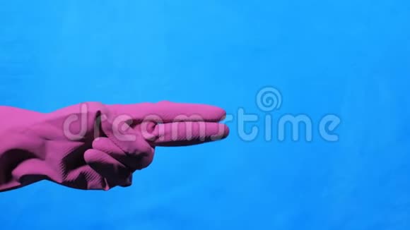 干净的手在蓝色背景上的紫色橡胶手套剪刀手视频的预览图