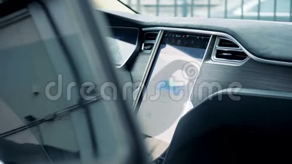 电动汽车内部其充电过程显示在面板上视频的预览图