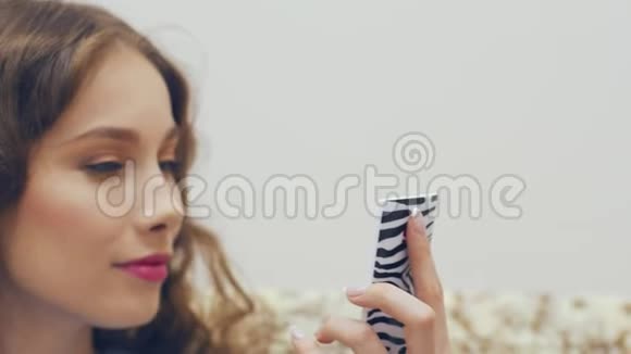 年轻女子照镜子检查她的妆容视频的预览图