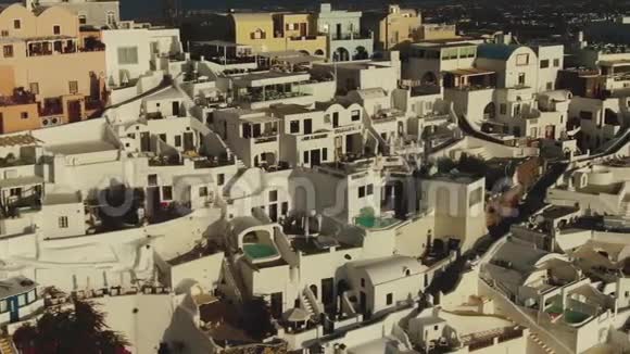 在希腊圣托里尼岛上空飞越奥亚市视频的预览图