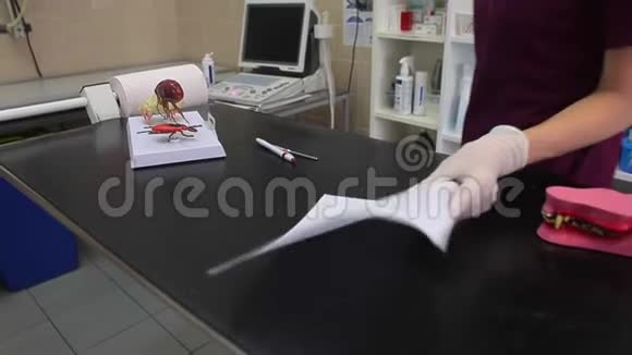 一位年轻的护士拿着一份纸质文件带到隔壁房间给医生看视频的预览图