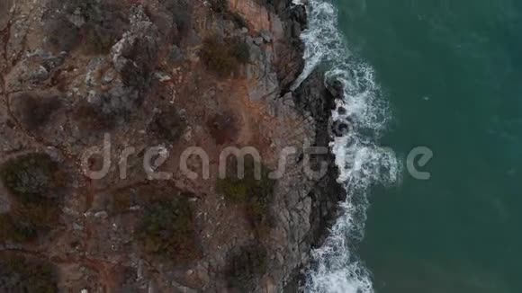 空中观景波浪撞击岩石从鸟瞰危险岩石海浪4K鸟的视野视频的预览图