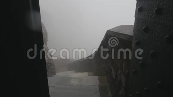 瓦拉姆修道院的楼梯雨天雾天在希腊梅塔视频的预览图