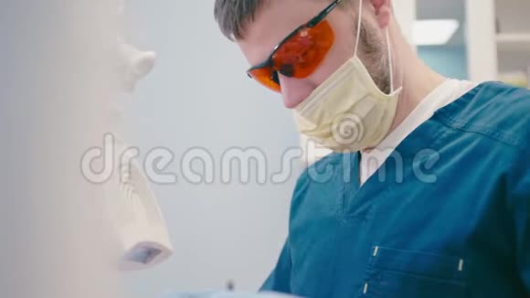 牙医正在牙科诊所做牙齿美白手术视频的预览图