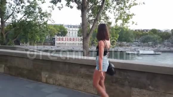 法国年轻女子沿着巴黎塞纳河散步视频的预览图