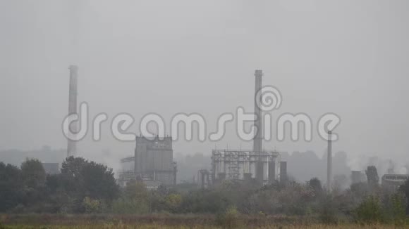 烟囱工业空气污染工厂烟囱吹扫污染环境工业中烟囱排放的有毒烟雾视频的预览图