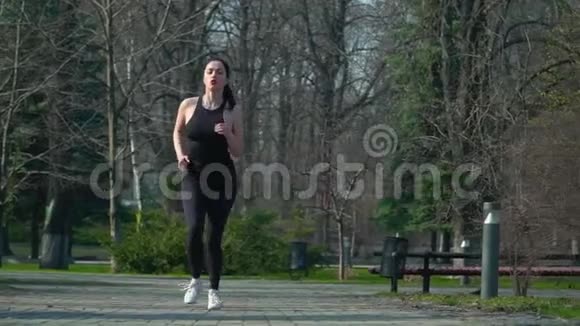 在春天公园跑步的女运动员视频的预览图