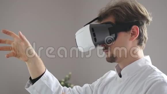 男医生使用VR眼镜视频的预览图
