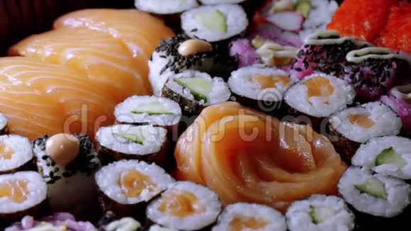 盘子里各种寿司视频的预览图