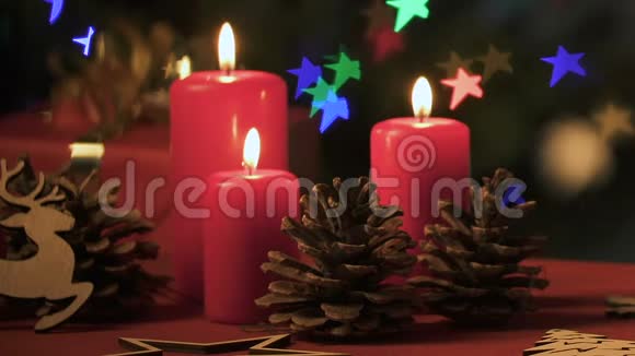 圣诞蜡烛松果和礼物背景的仙女星灯视频的预览图