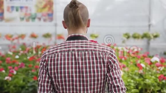 年轻的园丁去一家花店摆花视频的预览图