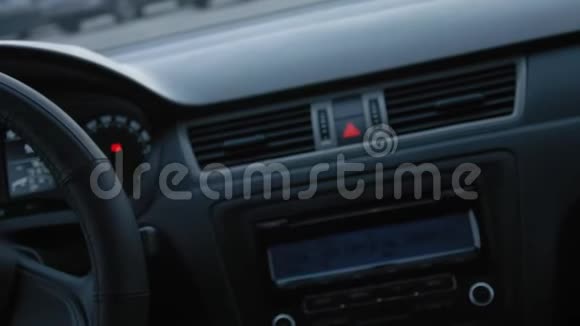 车辆内部关闭汽车内部方向盘慢动作视频的预览图
