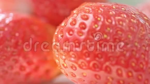 一堆令人惊叹的新鲜大红草莓极端的特写镜头视频的预览图