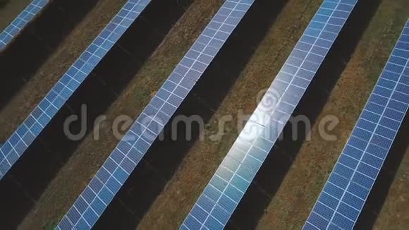 许多太阳能电池板种植在田野上无人驾驶飞机中弹视频的预览图