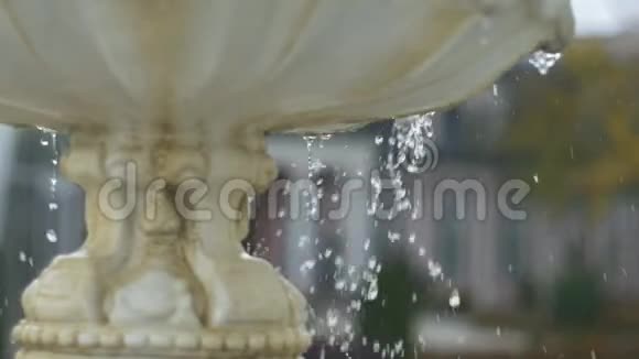 在有花纹的石碗里用流动的水工作喷泉视频的预览图