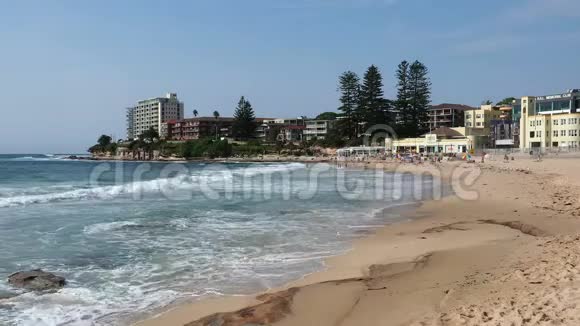 澳大利亚悉尼克罗努拉海滩的海浪冲击视频的预览图