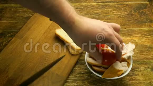 厨师用烟熏鸡胸肉准备三明治视频的预览图
