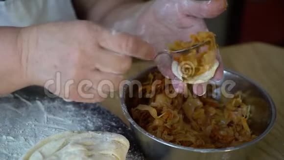 上了年纪的女人用烤白菜包素食饺子视频的预览图