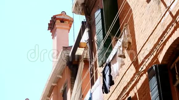 意大利威尼斯2018年7月7日美丽的威尼斯老建筑一座有旧绿百叶窗的房子衣服都干了视频的预览图