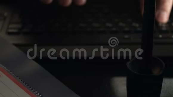 模糊的电影手在黑色键盘上打字视频的预览图