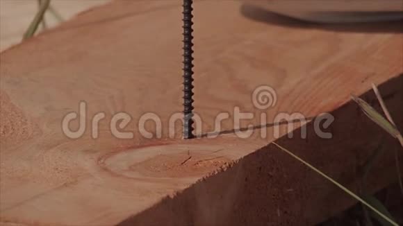 俄歇钻头钻木视频的预览图