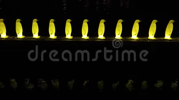 布拉格现代发光艺术建设企鹅夜间在水中反射的柠檬色原料视频的预览图